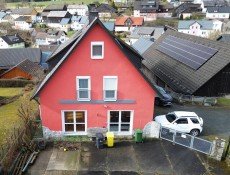 Hauptbild Geräumiges Wohnhaus mit bis zu drei Einheiten, Garagen und Lagerhalle!