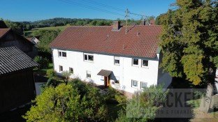 Hauptbild Großes Ein- bis Zweifamilienhaus mit Nebengebäuden in Mainleus - OT!